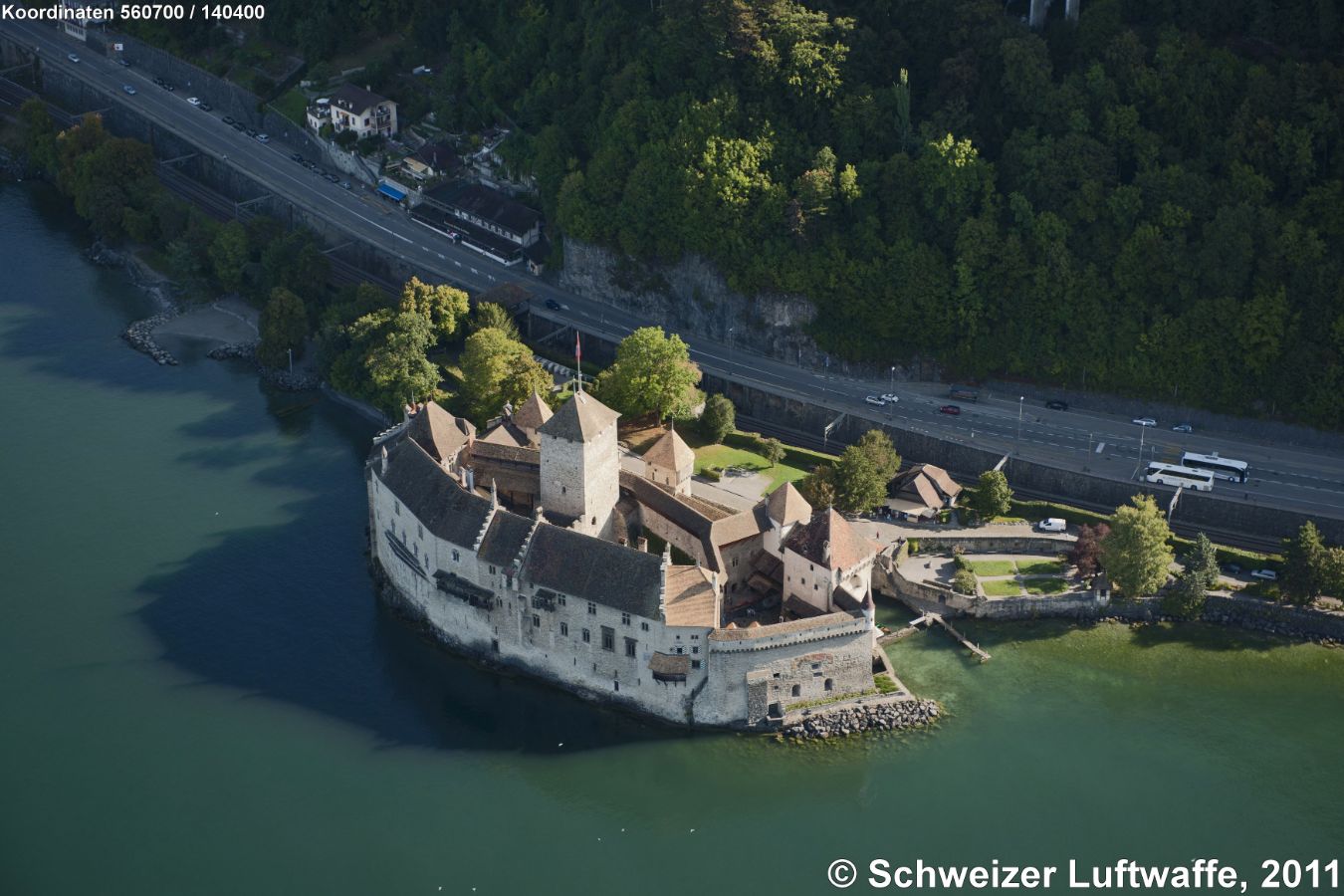 Château de Chillon (Position 2'560'722.17, 1'140'461.63). Die mittelalterliche Wasserburg entstand zur Zeit des Burgundischen Königreichs unter dem Bischof von Sitten. Im 13. und 14. Jhd. erhielt die Burg unter den Grafen von Savoyen die heutige Gestalt. Später als Festung der bernischen Landvogtei Vevey und seit 1803 im Besitz des Kantons Waadt.